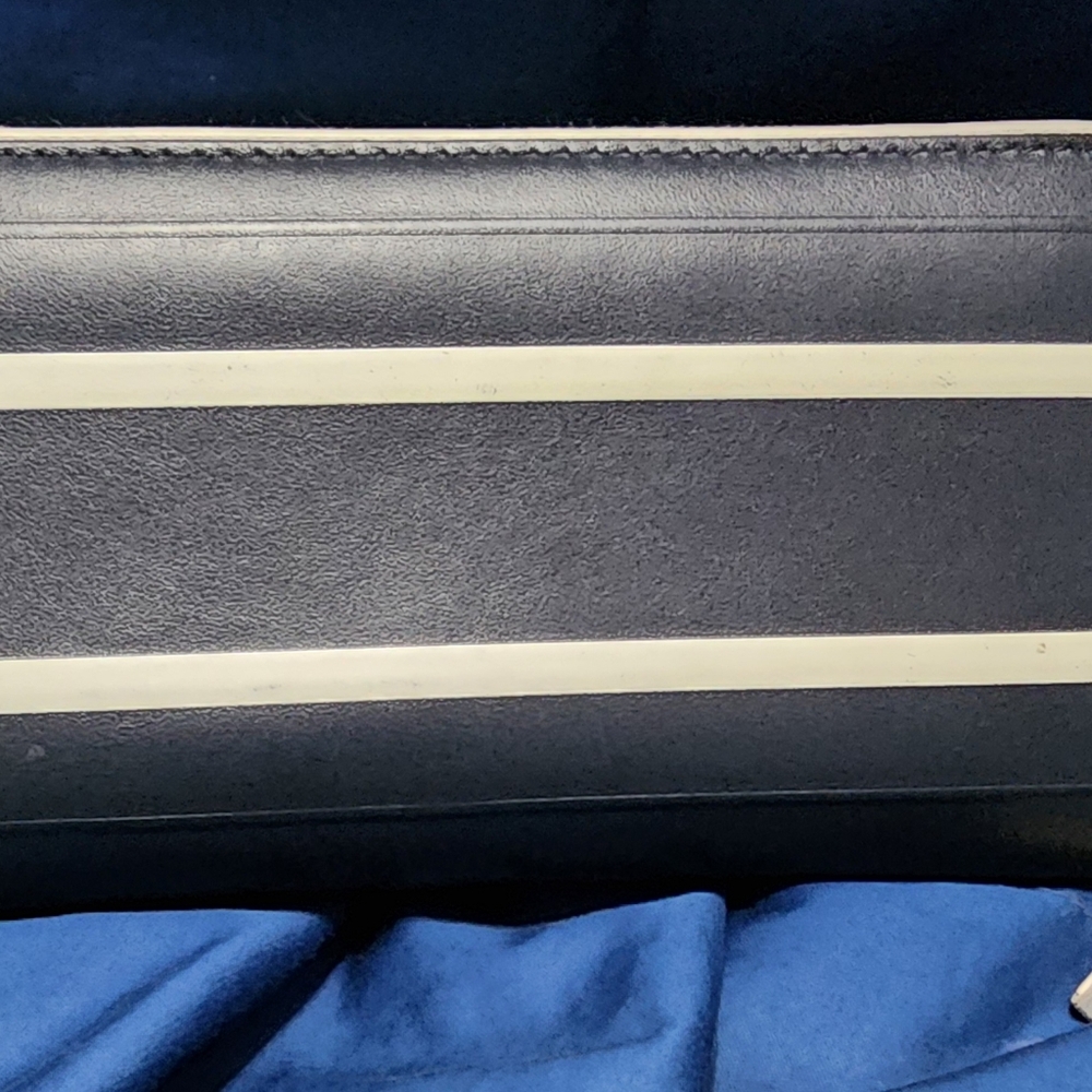 DIOR VIBE VOYAGEUR ZIP AROUND WALLET EUC comes with dustbag - Picture 2 of 10